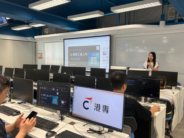 港專電腦室內，Eva 站在螢幕旁講解，投影顯示「AI 教學工具入門」